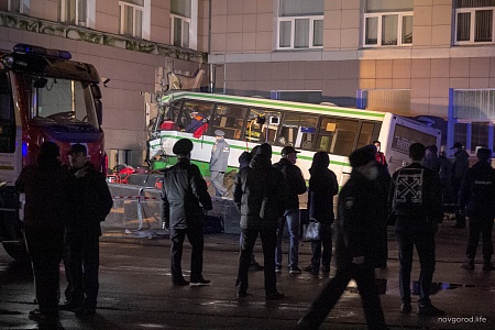 ДТП с автобусом у здания НовГУ: следствие не исключает, что водитель мог умереть до столкновения 